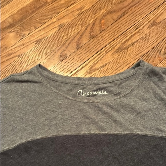 Aeropostale Gray Short Sleeve Tee with Color-Block Design - Picture 3 of 10